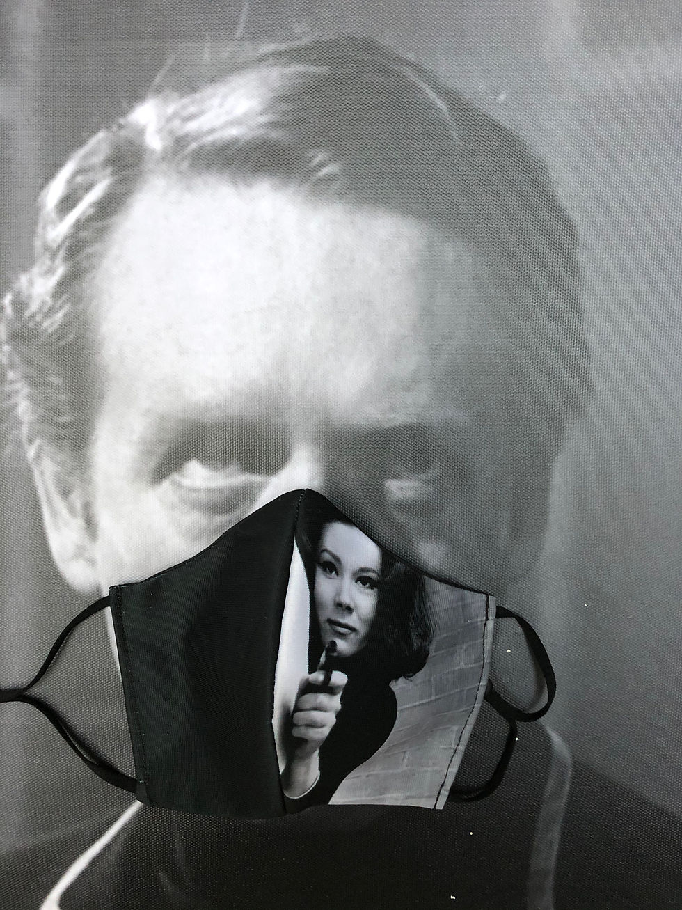 Thumbnail: Masque tissu imprimé Diana Rigg / Emma Peel Chapeau Melon et bottes de cuir