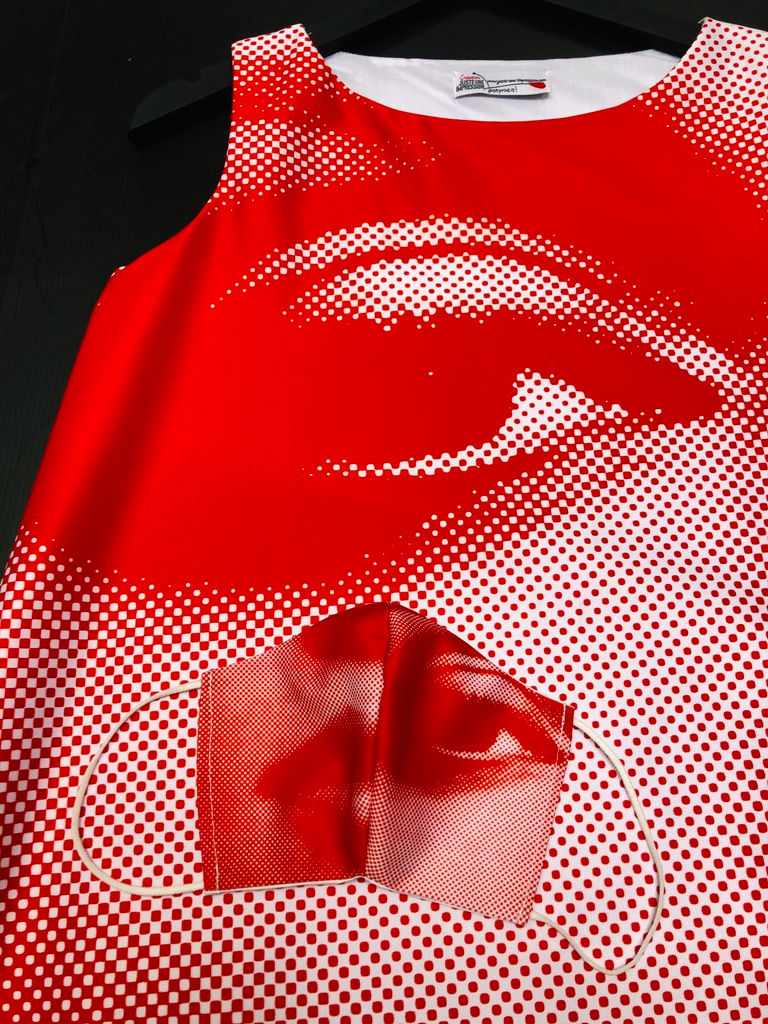 Thumbnail: Masque unique iconique Urma Thurman trame demi-teinte rouge et blanc