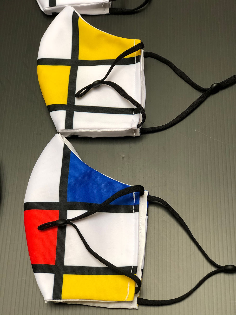 Thumbnail: Masque tissu design graphique Mondrian Bleu/blanc/noir