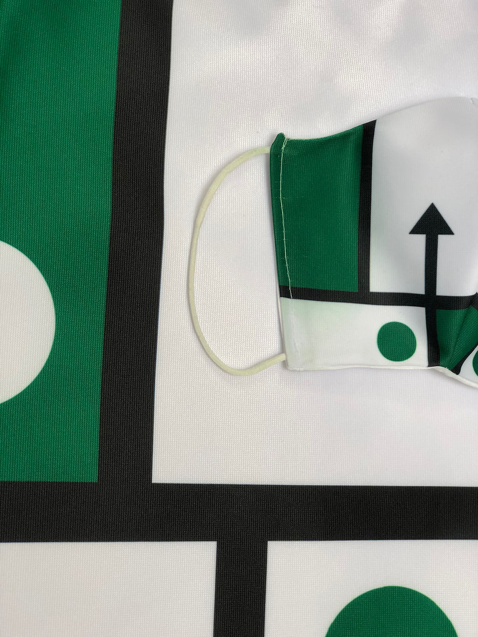 Thumbnail: Masque tissu design graphique /inspiration Le Mans Classic version 1 / vert/noir
