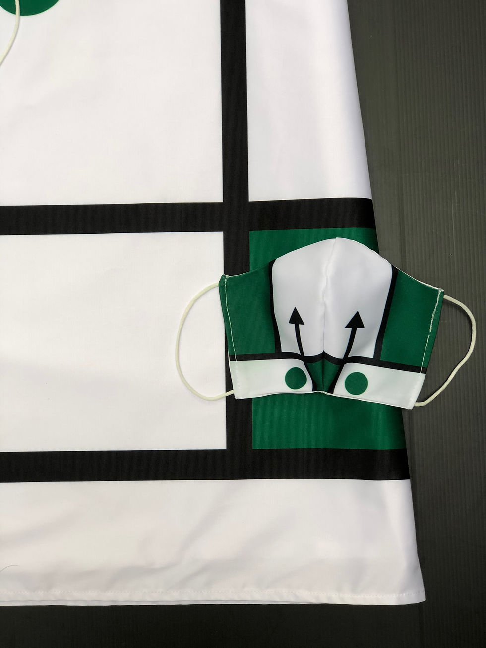 Thumbnail: Masque tissu design graphique /inspiration Le Mans Classic version 1 / vert/noir
