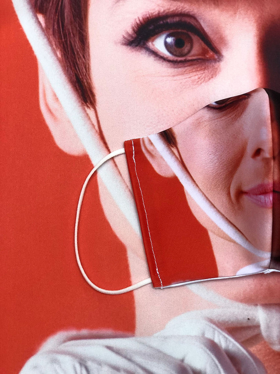 Thumbnail: Masque unique iconique Audrey Hepburn façon Courrèges orange