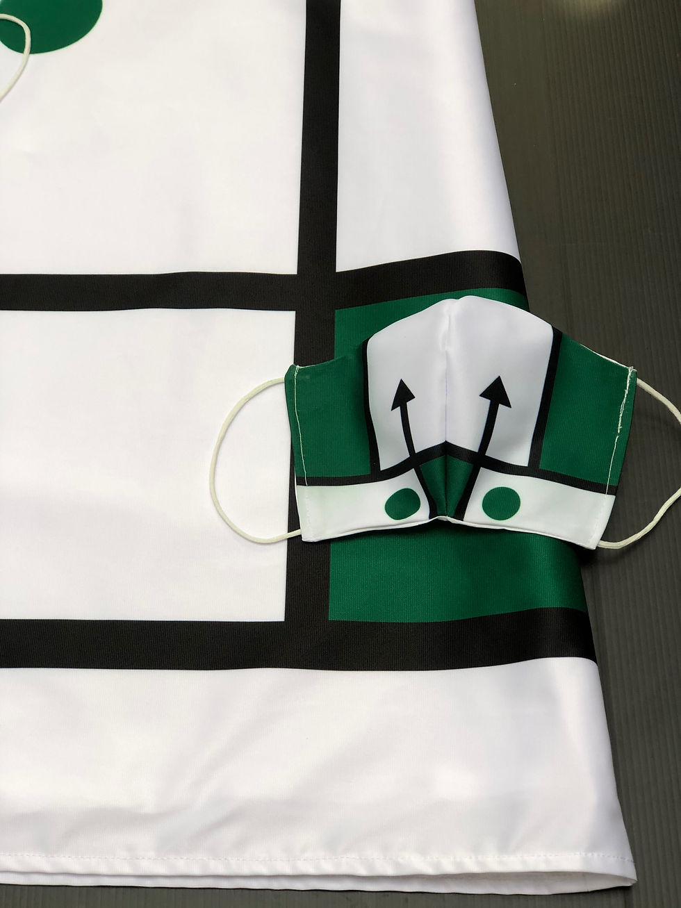 Thumbnail: Masque tissu design graphique /inspiration Le Mans Classic version 1 / vert/noir