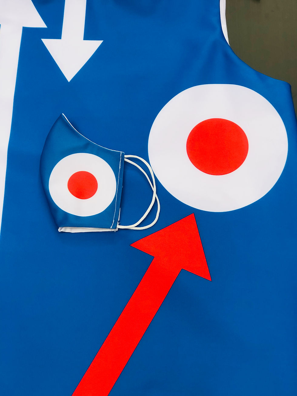 Thumbnail: Masque tissu design graphique /Mod/Modernist/ Cible bleu/blanc/rouge