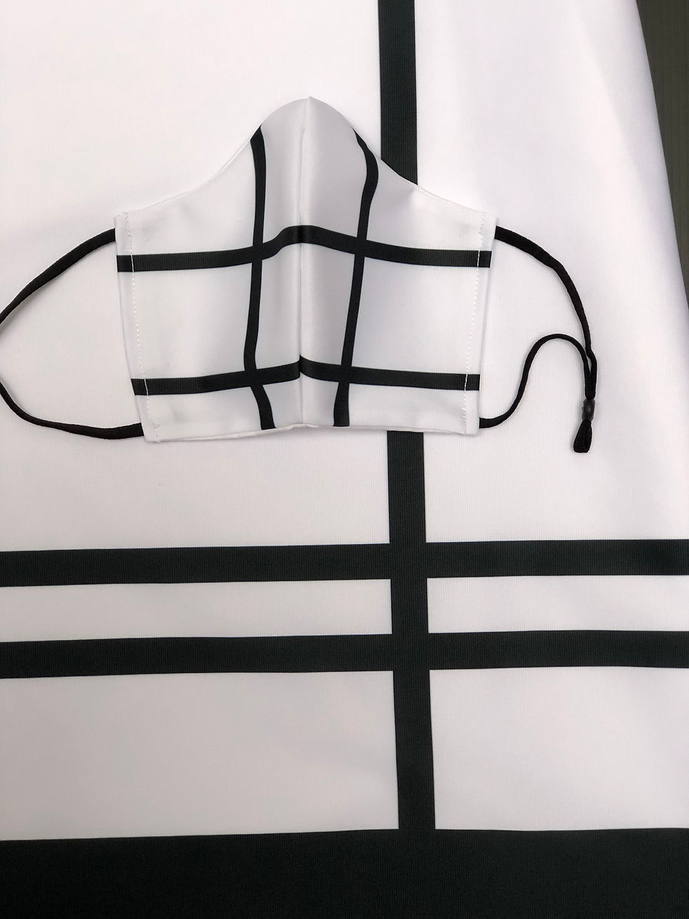 Thumbnail: Masque tissu design graphique Mondrian Noir/blanc