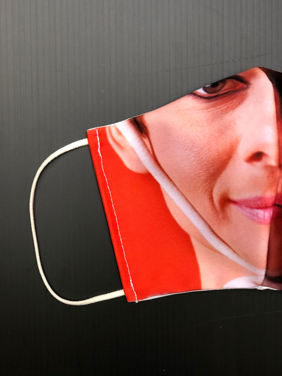 Thumbnail: Masque unique iconique Audrey Hepburn façon Courrèges orange