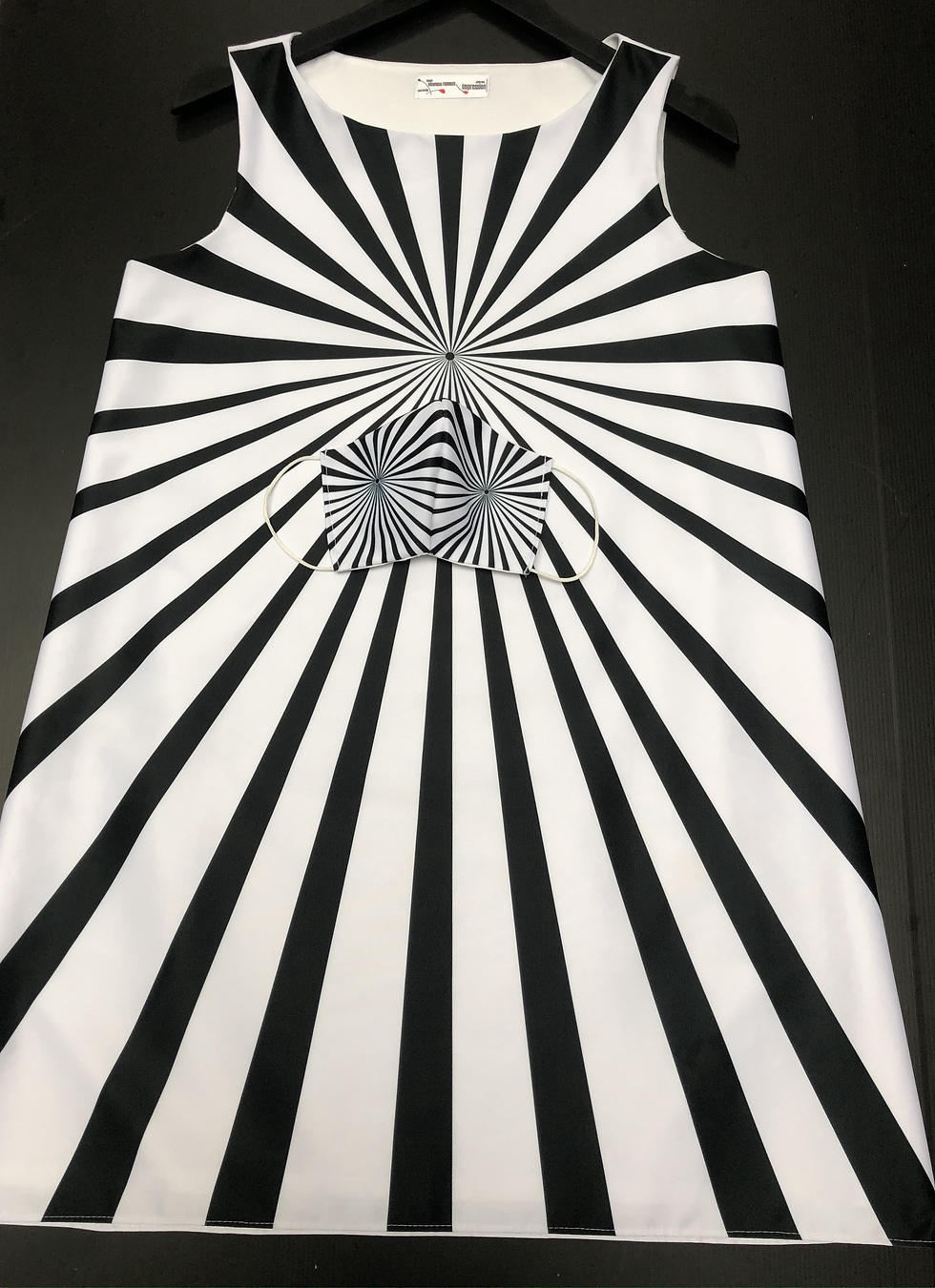 Thumbnail: Masque tissu design graphique /geometric Art/ OpArt Noir/blanc
