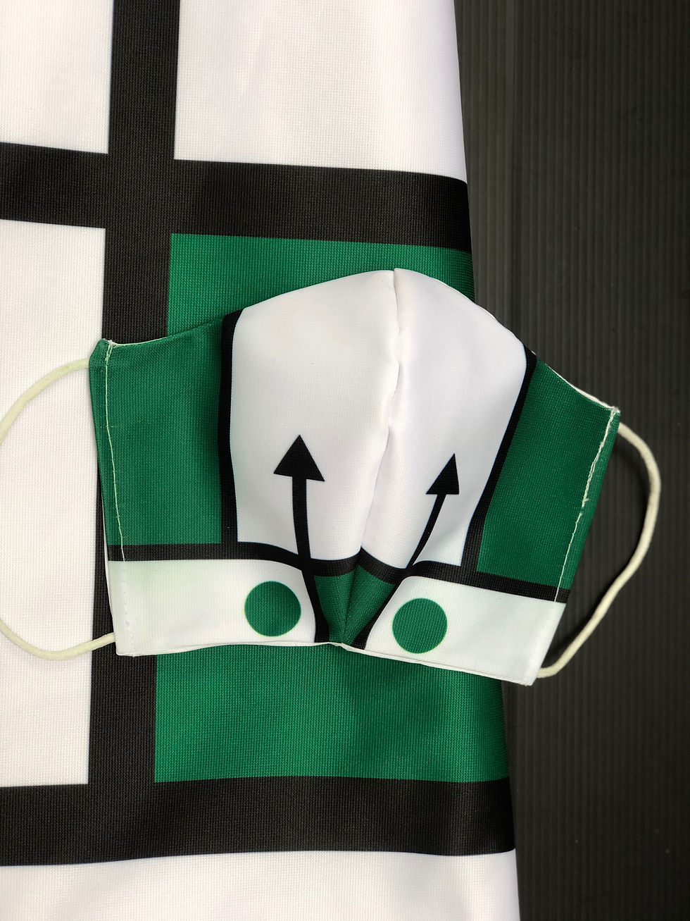 Thumbnail: Masque tissu design graphique /inspiration Le Mans Classic version 1 / vert/noir