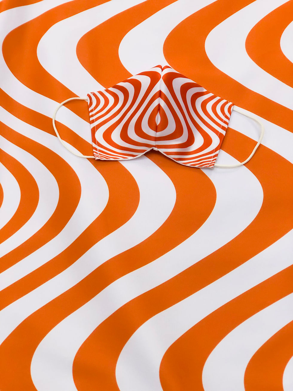 Thumbnail: Masque tissu design graphique OpArt Psychédéliqueorange/blanc