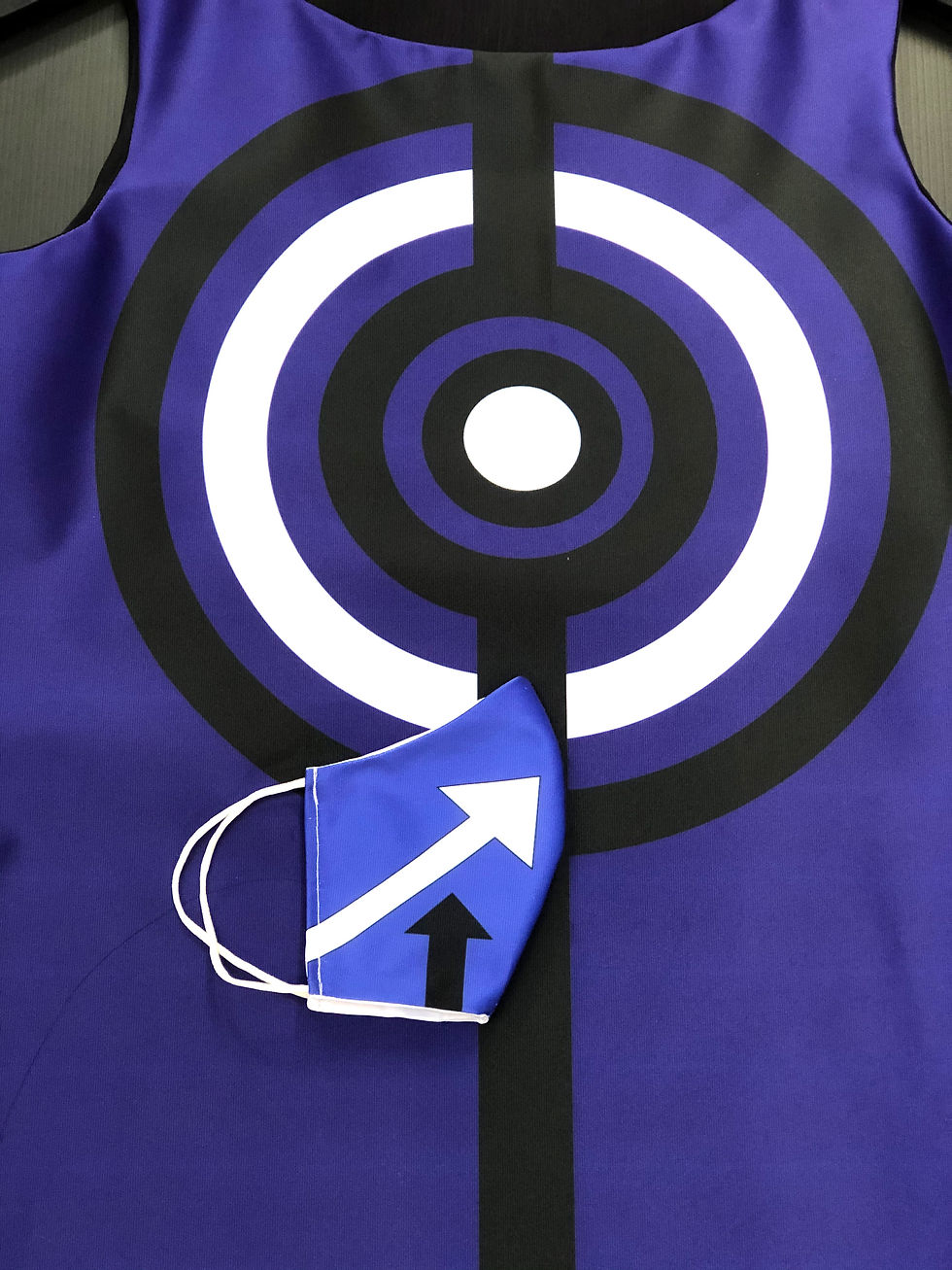 Thumbnail: Masque tissu design graphique / Mod Cocarde violet/blanc/noir Flèches