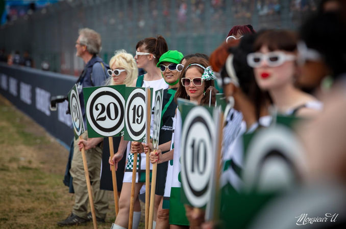 Le Mans Classic 2023 X Véronique FOURNIER Design robes grid girls