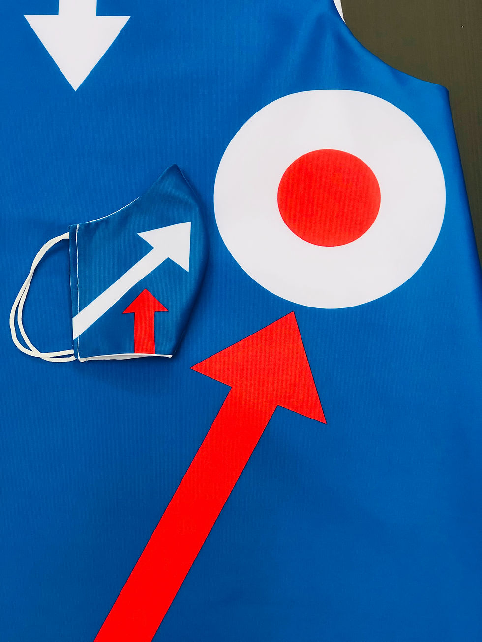 Thumbnail: Masque tissu design graphique /Mod/Modernist/ Cible bleu/blanc/rouge