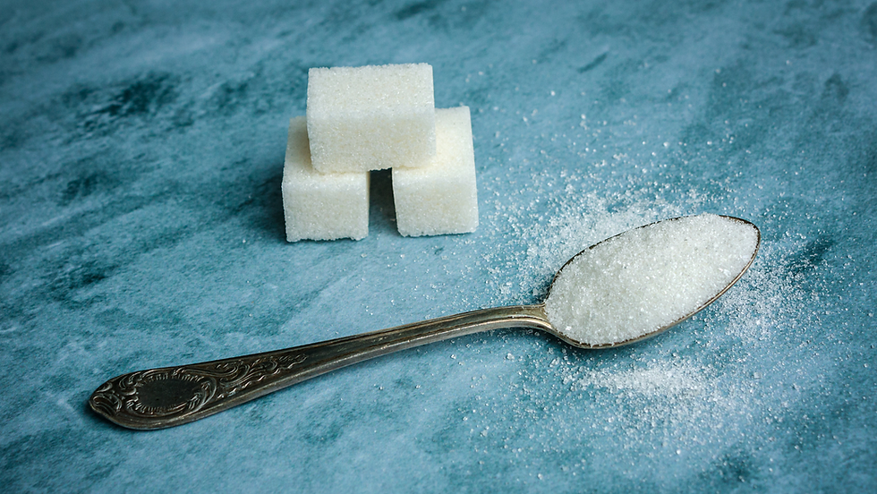 Colher e blocos de açúcar