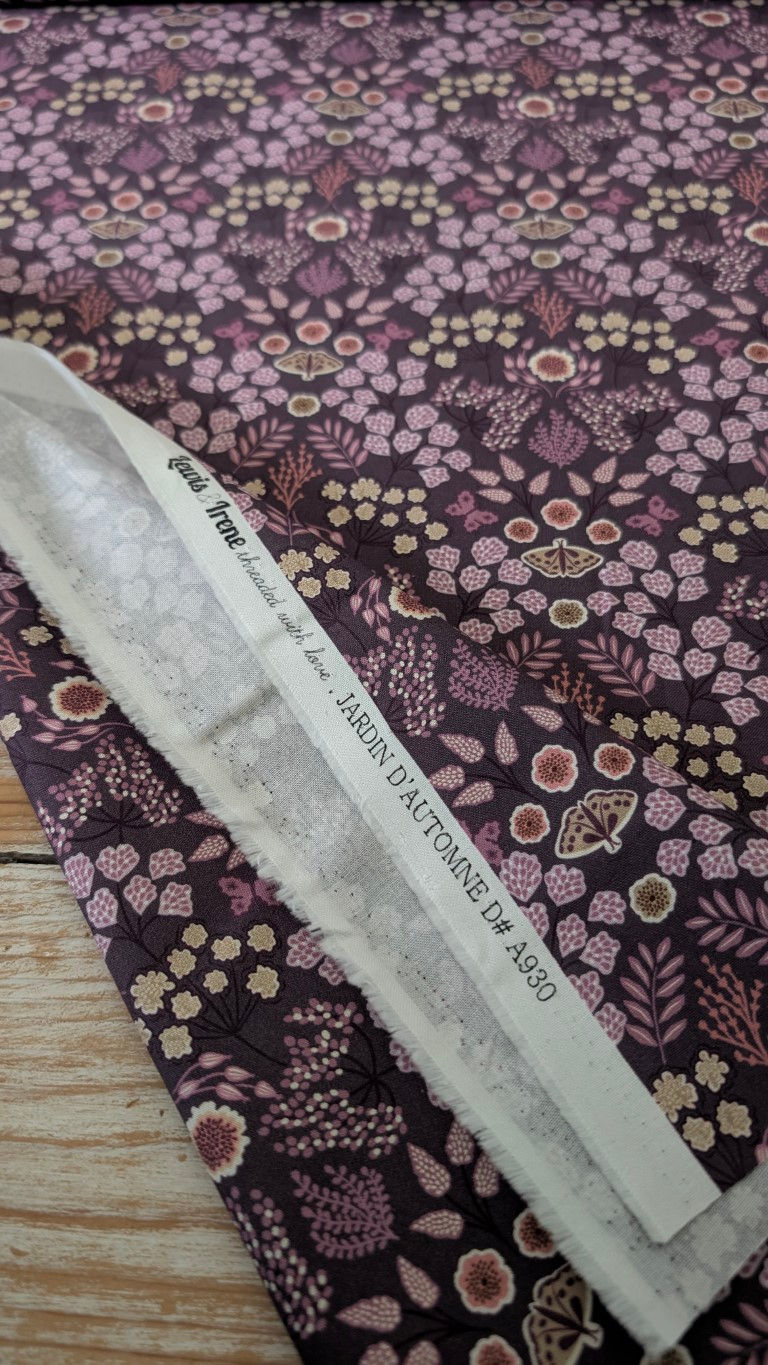 Fabric roll with visible text Jardin D'Automne De A930 floral pattern background