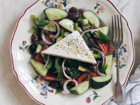Greek-style vegan salad for summer BBQ nights