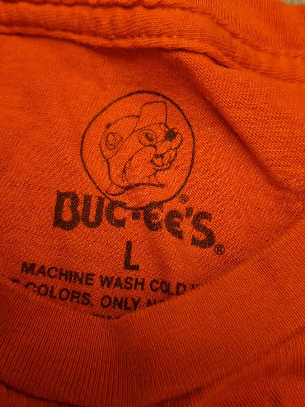 Bucees Tee T Shirt Classic Logo Red Short Sleeve Adult Size Large Cotton Beaver