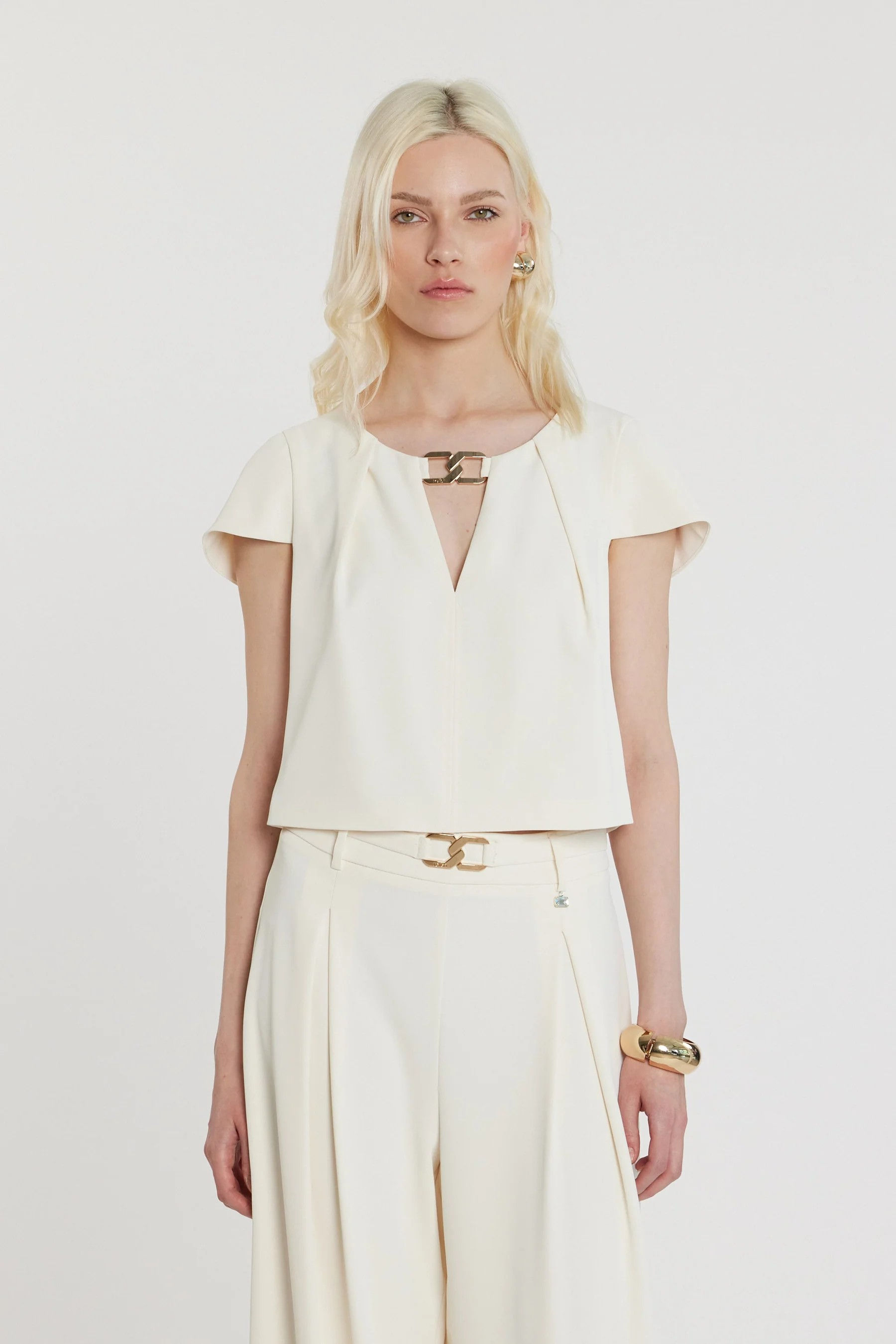 BLUSA COM APLICAÇÃO