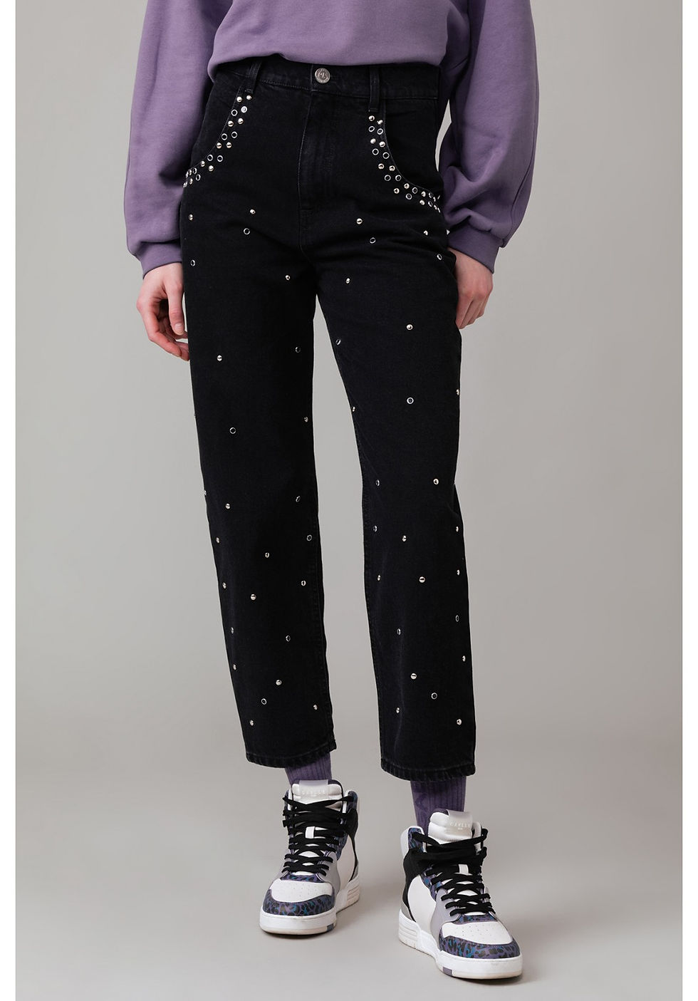 JEANS COM APLICAÇÕES