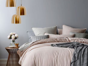 เนรมิตห้องนอนสีเทาให้หรูหราด้วยโคมไฟ