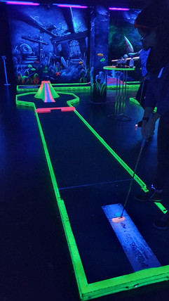 Neon Minigolf mit Grace Hood