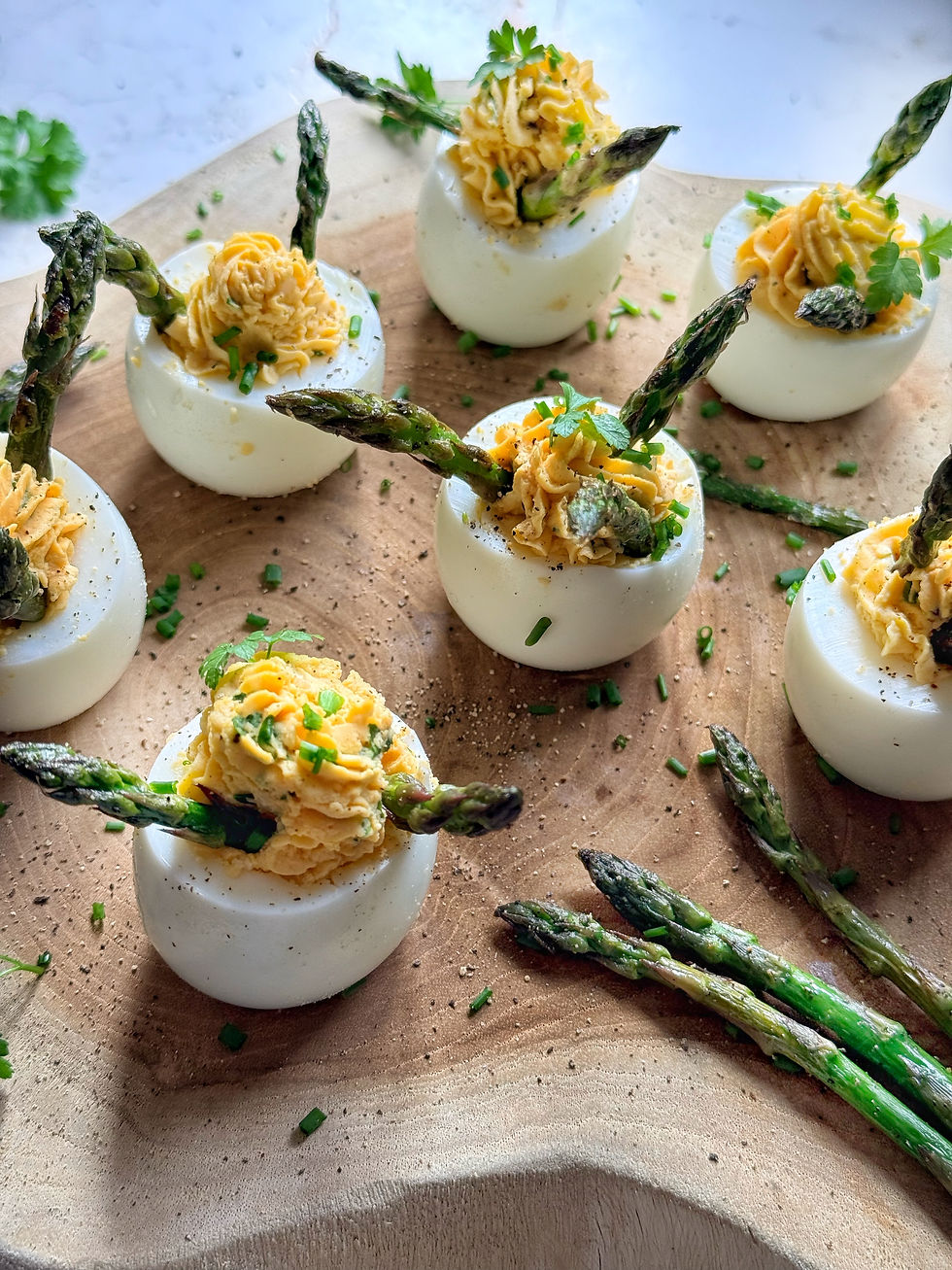 Gevulde eieren met een asperge