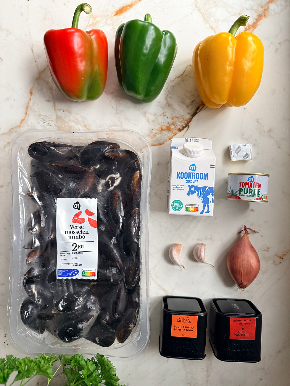 Ingrediënten mosselen recept met tomaten en paprika en room