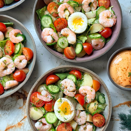 Frisse maaltijdsalade met krokante krieltjes en garnalen