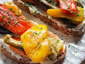 Krokante toast met opgeklopte kaas en gegrilde groenten