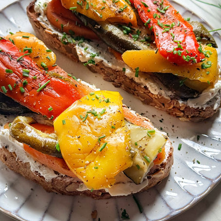 Krokante toast met opgeklopte kaas en gegrilde groenten