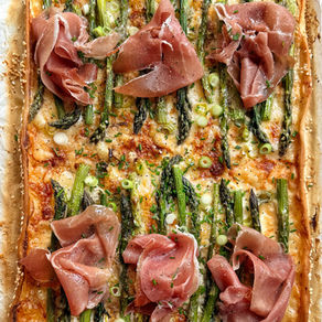 Flammkuchen met groene asperges en Parmaham