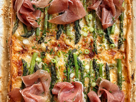 Flammkuchen met groene asperges en Parmaham