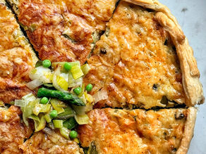 Lente quiche met prei, courgette en groene asperges