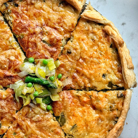 Lente quiche met prei, courgette en groene asperges