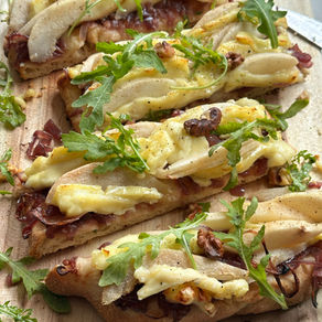 Pinsa met peer, brie en gekarakteriseerde rode ui