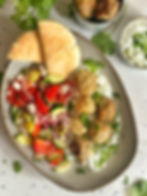 Griekse gehaktballetjes gehaktballen met Griekse salade en tzatziki