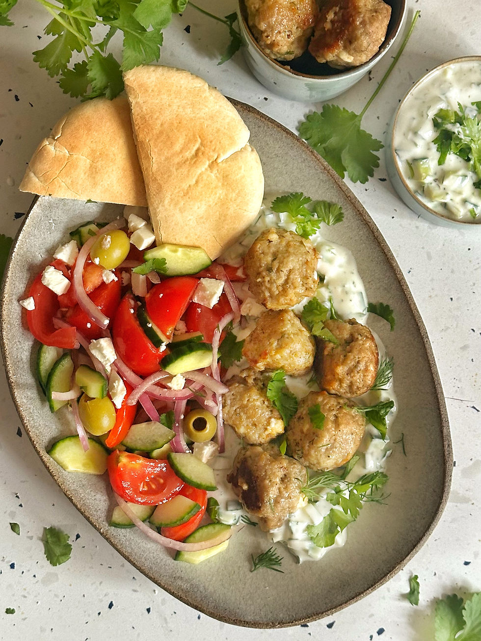 Griekse gehaktballetjes gehaktballen met Griekse salade en tzatziki
