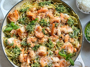 pasta groene pesto scampi recept met grote garnalen en pesto en parmezaan en pijnboompitten