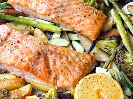 Traybake met zalm, groene groenten en aardappelen uit de oven