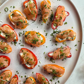 snackpaprika mini paprika met roomkaas, gerookte zalm en bieslook aperohapje
