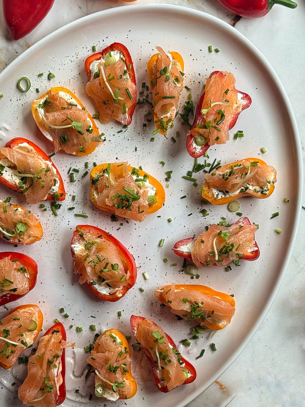 snackpaprika mini paprika met roomkaas, gerookte zalm en bieslook aperohapje