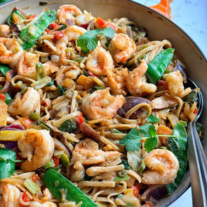 Bami met scampi en wokgroenten in Pad Thai saus