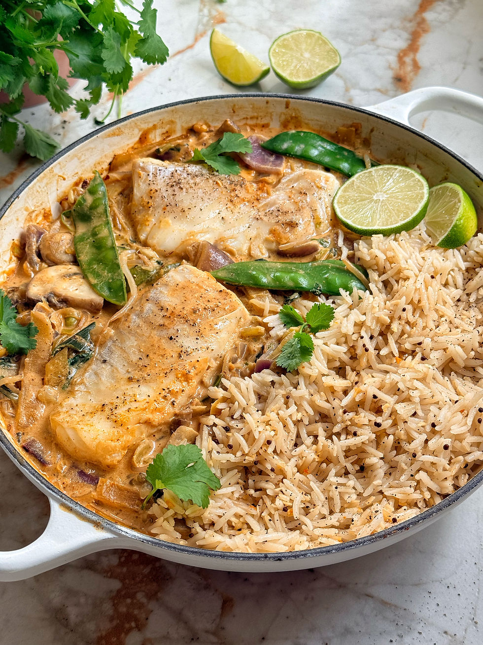 Wok met groenten, kabeljauw, rode curry en rijst