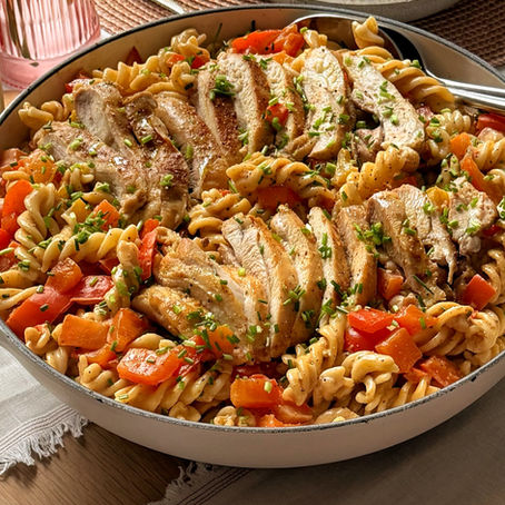 eenpansgerecht met pasta, paprika, kip en een romige saus