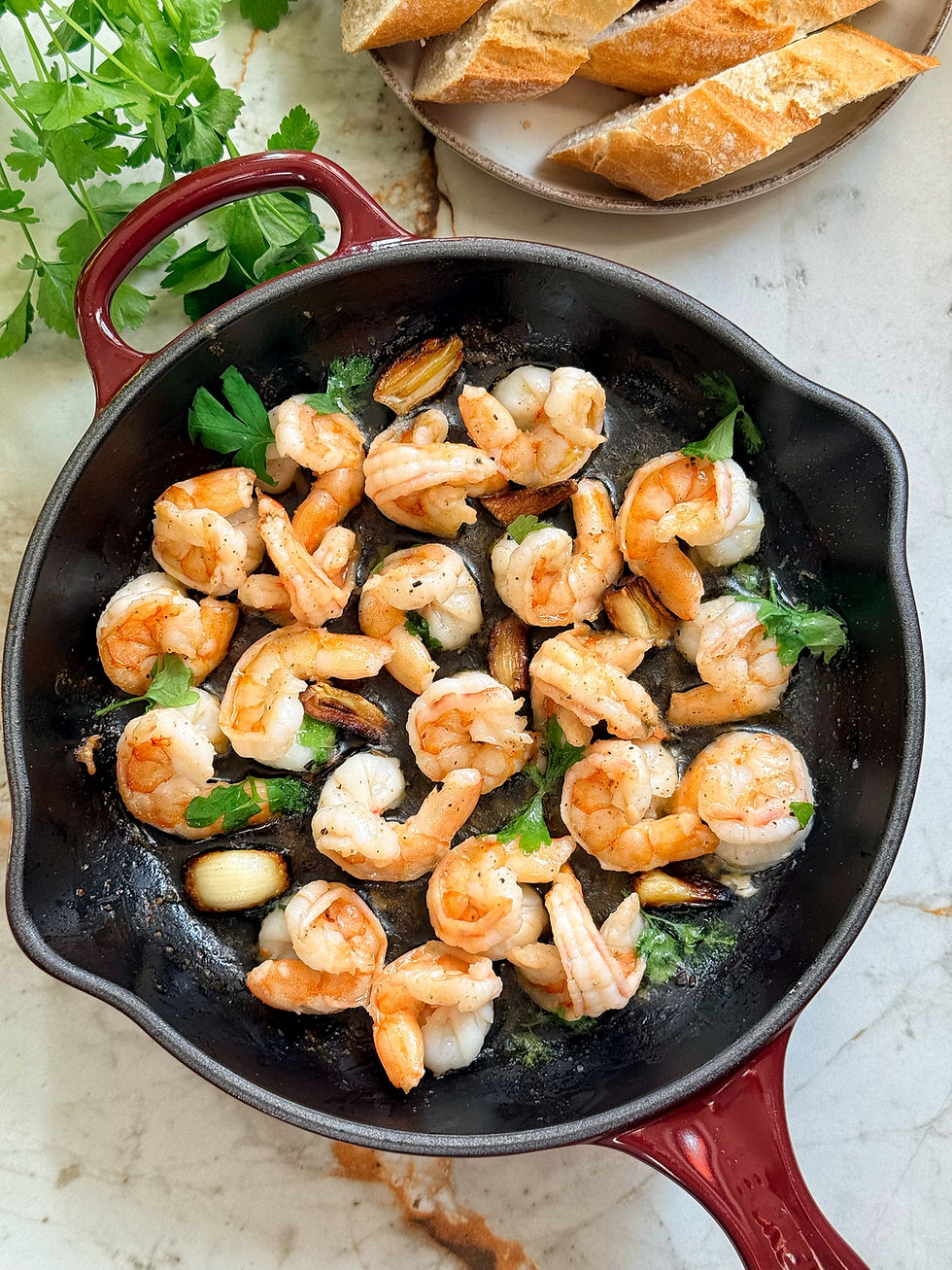 Sappige scampi in lookolie met stokbrood
