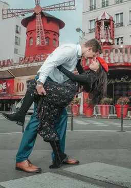 Pedida de mano en Moulin Rouge