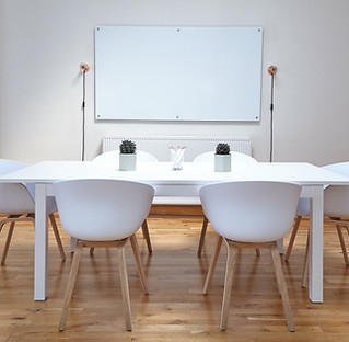 ホワイトボードのあるセミナールーム