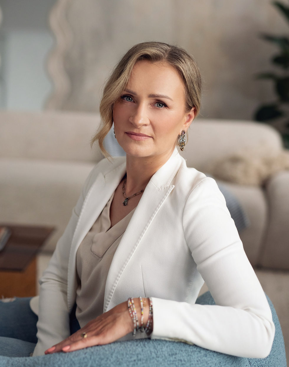 Izabela Wiśniewska - Jestem terapeutką, psychotraumatolożką, coachką oraz mediatorką relacji. Specjalizuję się w pracy z emocjami, traumą oraz budowaniem autentycznych, opartych na zaufaniu relacji – zarówno z innymi, jak i z samym sobą.