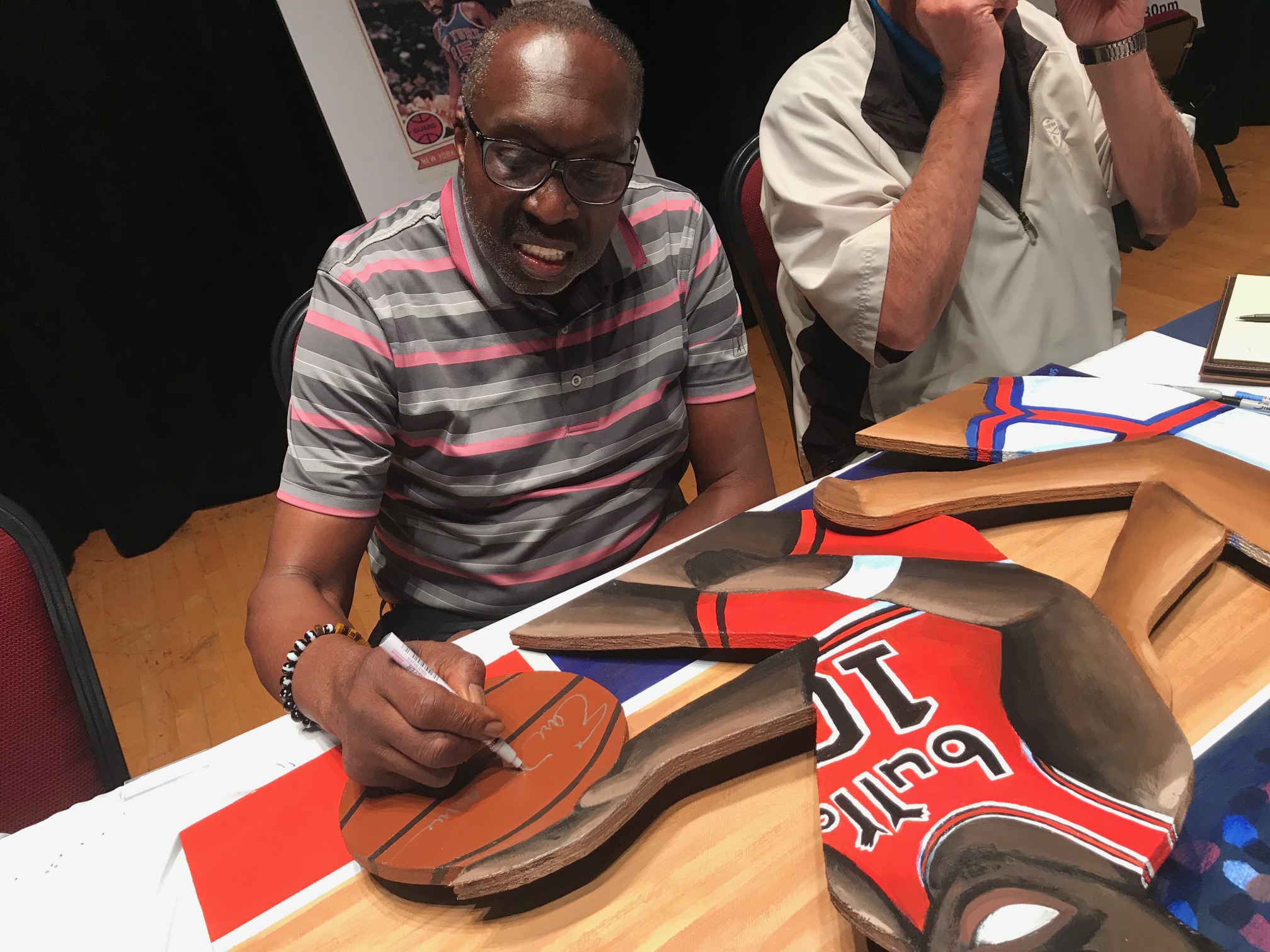 Earl the Pearl signing painting