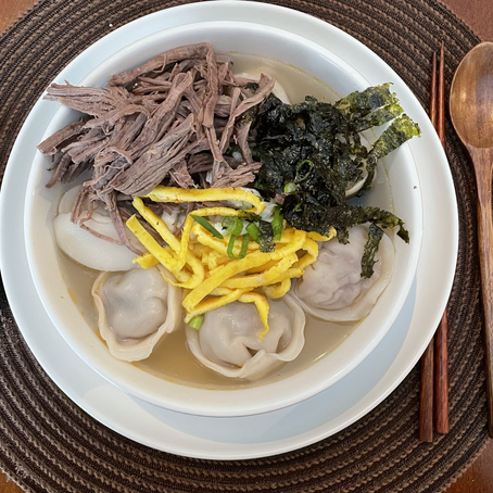 Tteok Mandu Guk (Korean Rice Cake Dumpling Soup)    떡 만두국