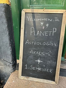 PlanetP Skilt foran K12.jpg